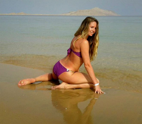 AwesomeKery in her bikini on the beach